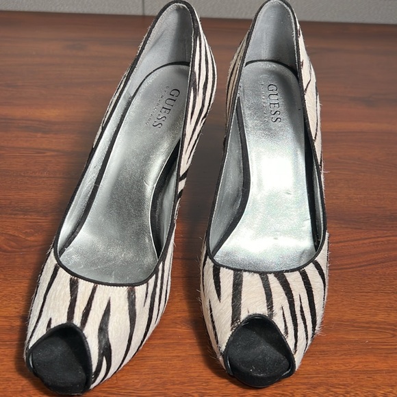 Guess black & white open toed pony hair dyed,4’ pumps - Picture 10 of 10